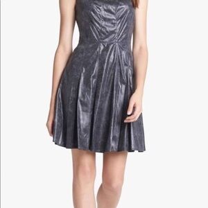 𝅺VINCE Camuto Women's Size 2 Sleeveless Wax Gray Charcoal Back Zip shift Dress